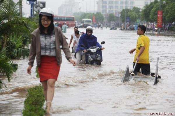 Mặc gì để tránh cảnh ướt sũng trong ngày ngập lụt?